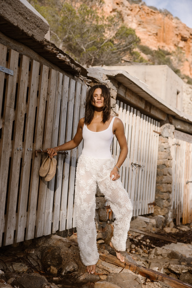 Een vrouw danst op het strand tijdens zonsondergang voor een personal branding shoot.