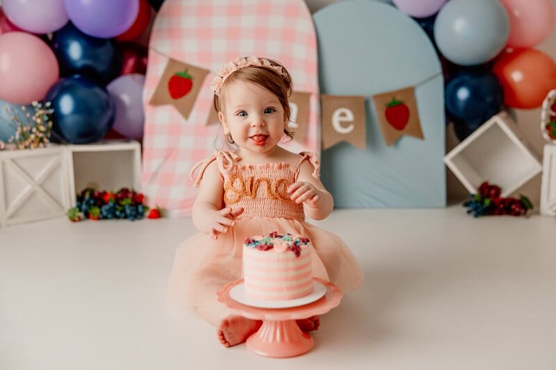 Cedarburg cake smash photographer, cake smash photography near me, first birthday photography Cedarburg