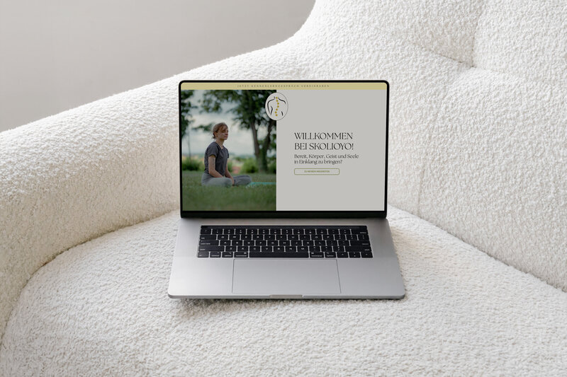 Mockup von Julias Website, die ihre Yoga-Kurse und -Philosophie präsentiert.