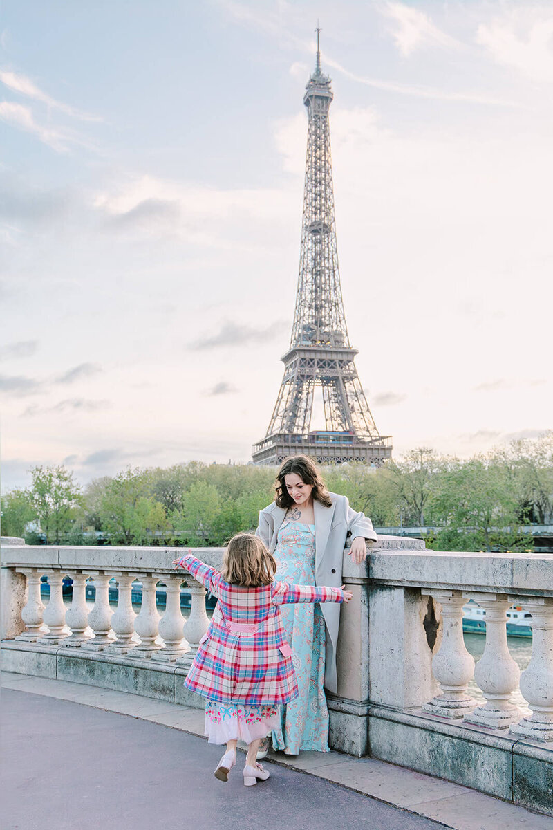 Mother and Daughter on Family Photoshoot at Tuileries Garden with Eiffel Tower in the background.