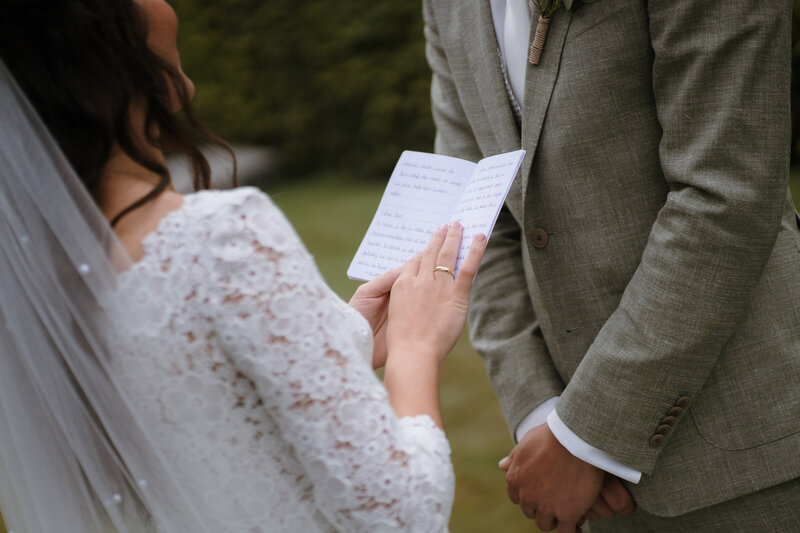 Bruid en bruidegom wandelen in het bos, gefotografeerd door Julia de Groot, trouwfotograaf uit Utrecht