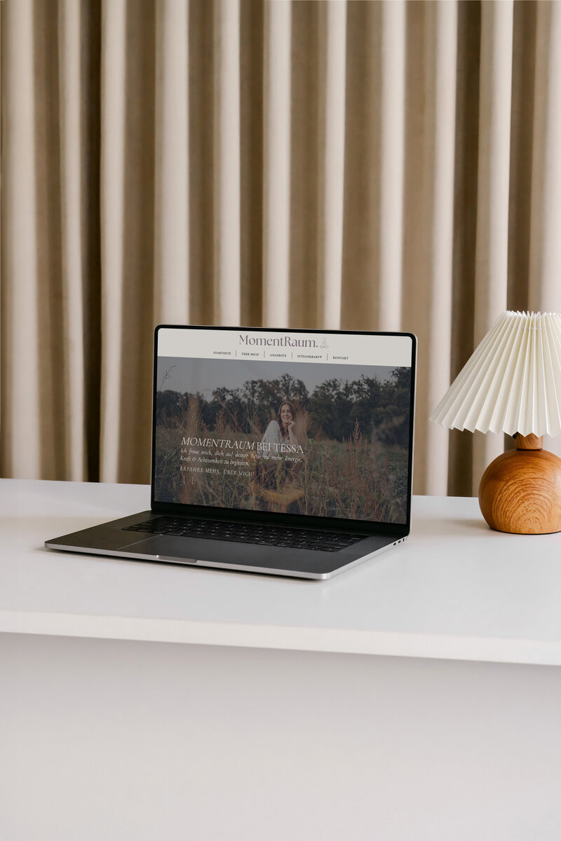 Mockup einer Website für Yogalehrerin Tessa, minimalistisch gestaltet