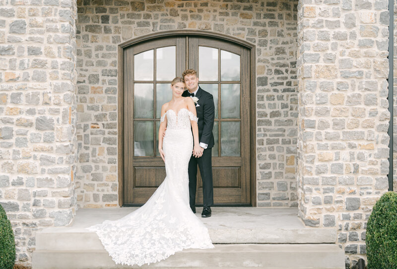 A timeless wedding portrait of a bride and groom captured at a stunning Tennessee wedding venue. Showcasing refined elegance and natural charm, this image reflects the artistry of a Nashville wedding photographer specializing in sophisticated and heartfelt celebrations