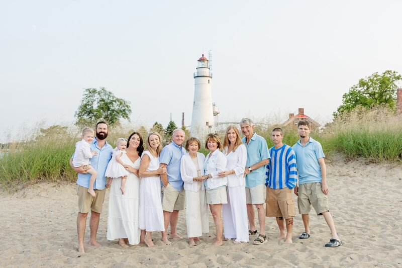Extended family at lighthouse beach grouped together. 