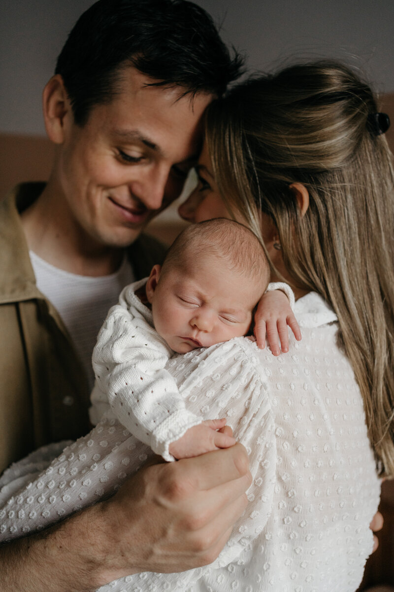Ongedwongen Newborn shoot. Baby ligt op de schouder van mama. 