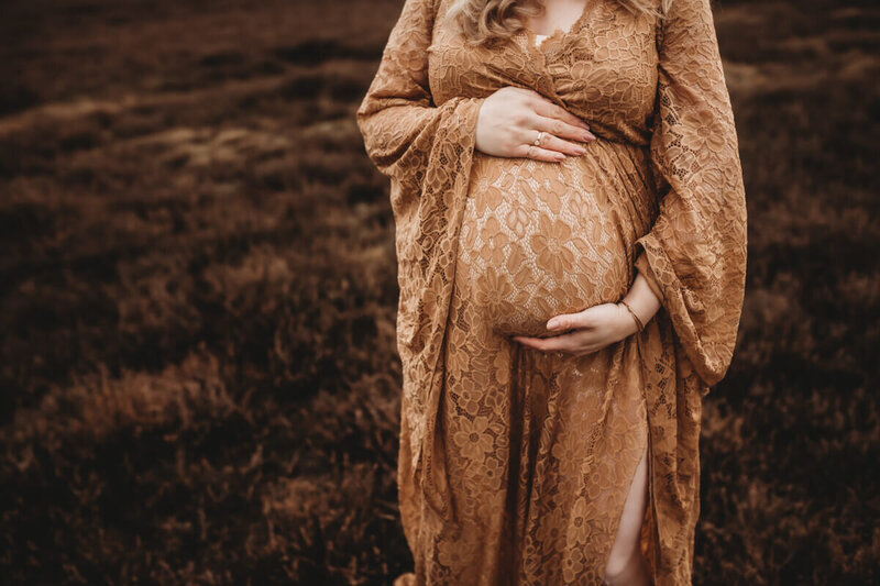 Zwangere vrouw met jurk door Maaike Mulder