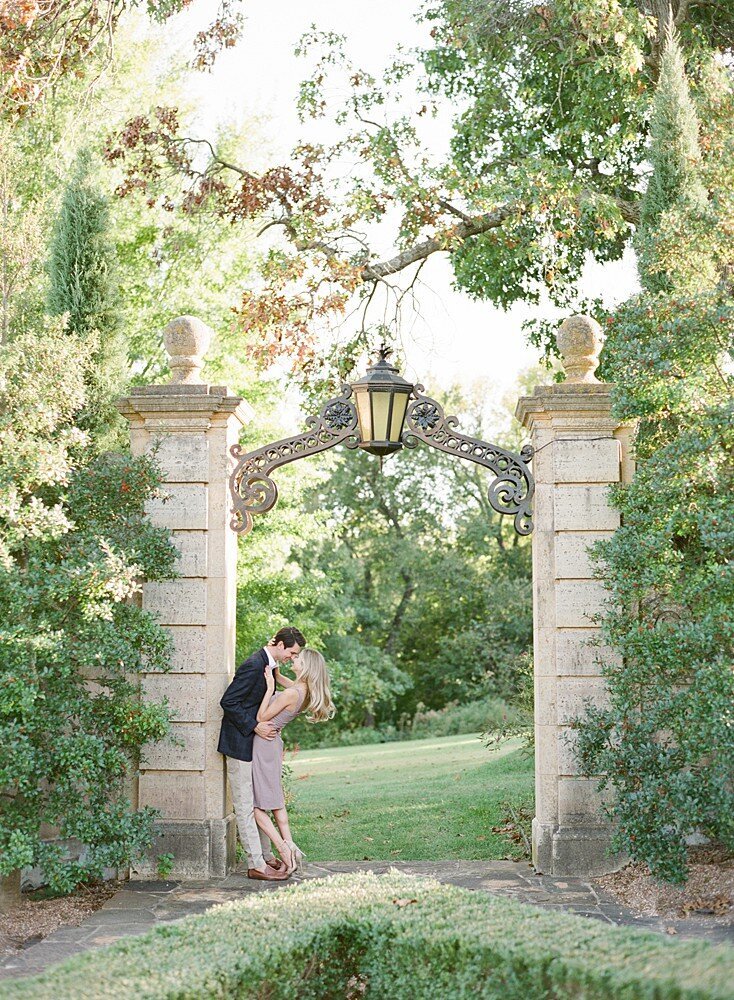 tulsa-wedding-photographer-engagement-session-at-the-philbrook-museum-laura-eddy-photography_0017