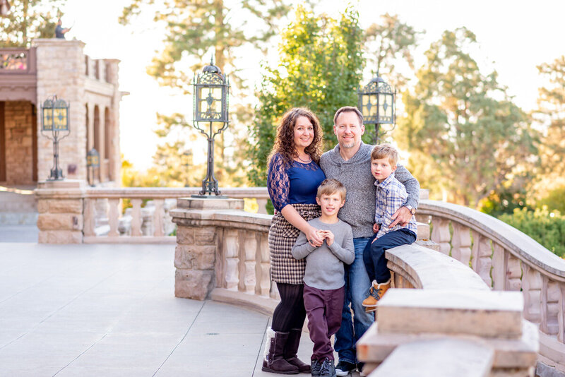 highlands-ranch-mansion-colorado-family-outdoor-snuggle