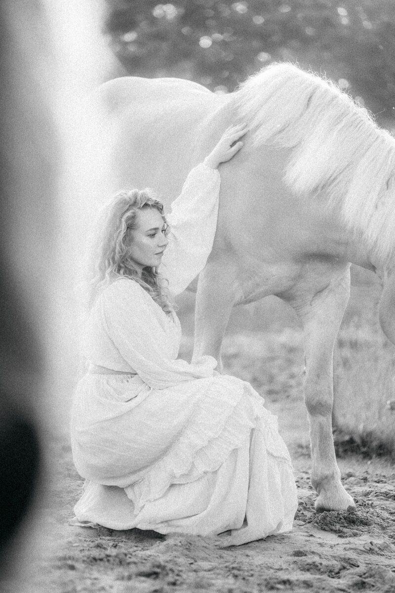 Leer meer over de passie achter Alina Nieman Photography. Als gepassioneerde paardenfotograaf streef ik ernaar om tijdloze momenten vast te leggen tussen mens en paard. Ontdek mijn verhaal en ontmoet het gezicht achter de lens. Boek vandaag nog jouw eigen unieke fotoshoot ervaring!