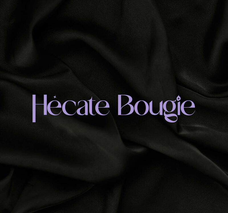 Maquette de présentation de l'identité visuelle de Hécate Bougie, qui représente une ambiance mystique à la lueur d'une bougie. L'image montre le logo horizontal de la marque sur un tissu de soie noir.