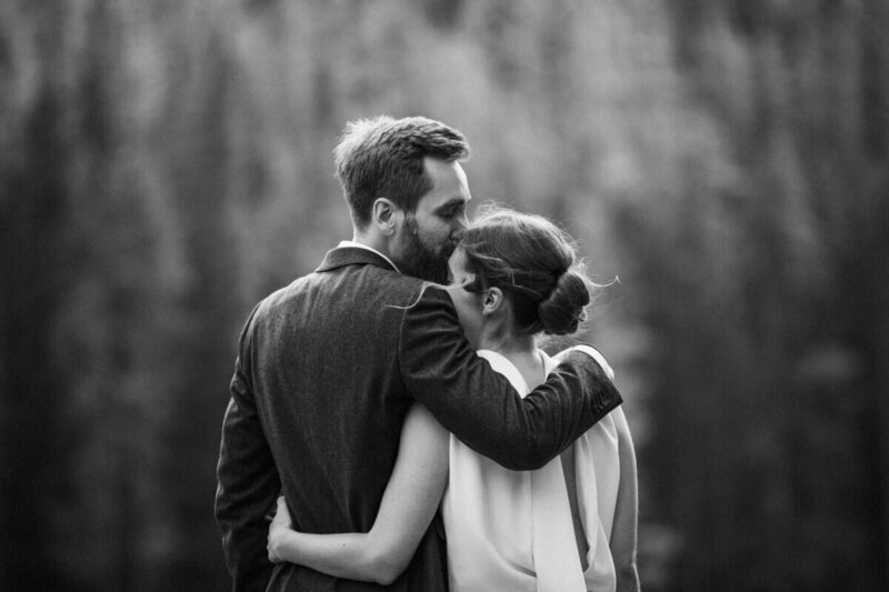 intimate-couple-moment-black-and-white-peak-and-pebble-photography