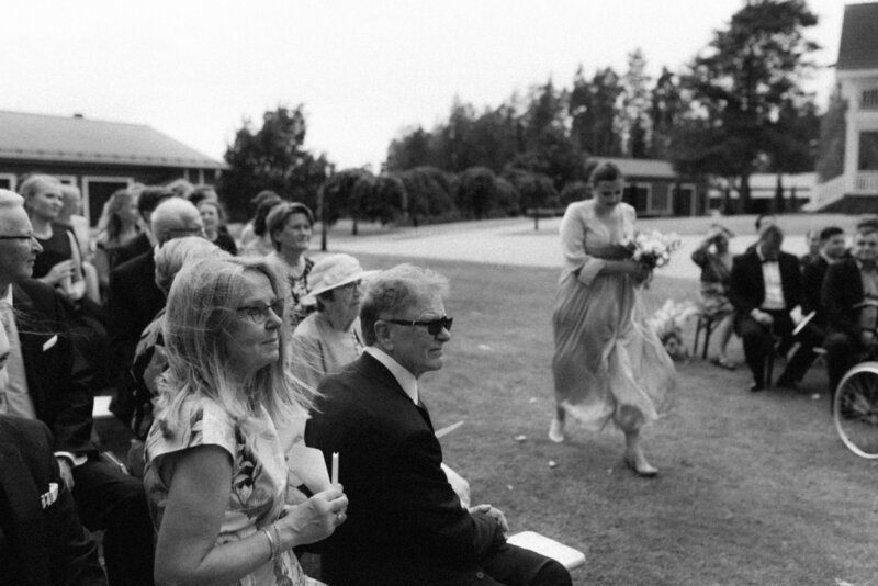 Guests sitting in the ceremony in an image photographed by wedding photographer Hannika Gabrielsson.