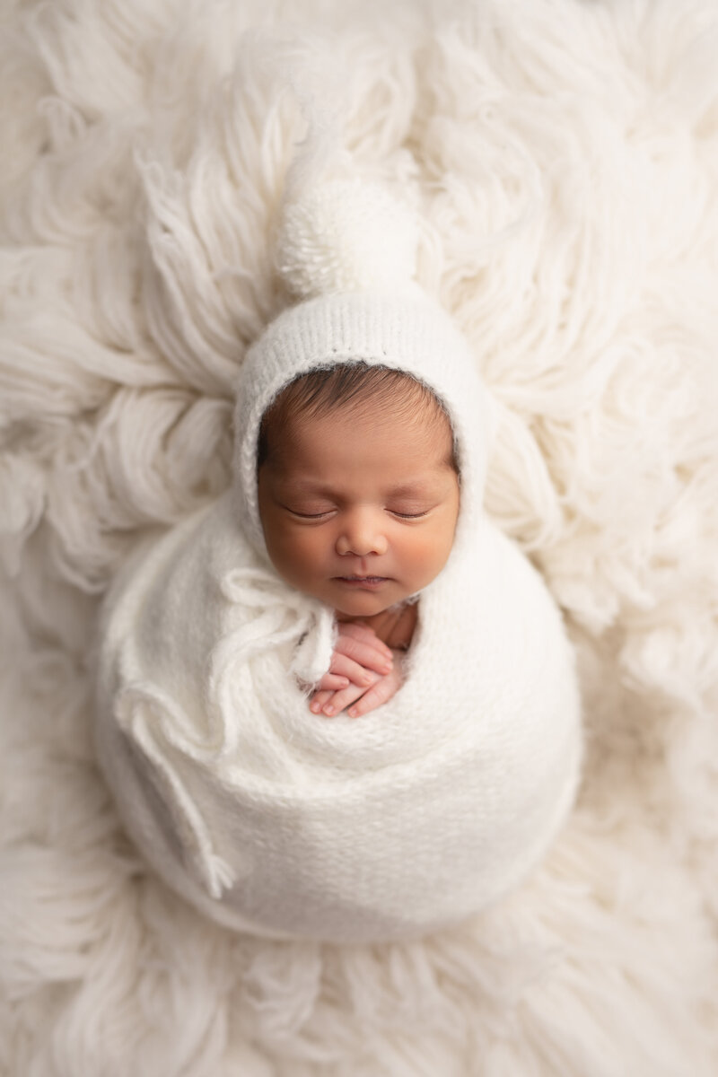 homepage-investment-newborn-white-wrap-flokati-soft-light-paris-ontario
