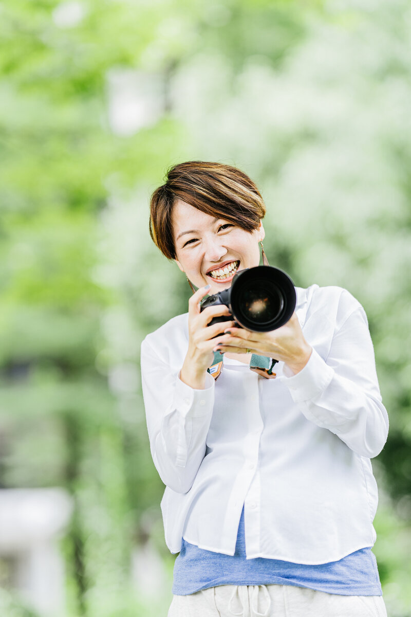 カメラを構えるフォトグラファーのプロフィール写真