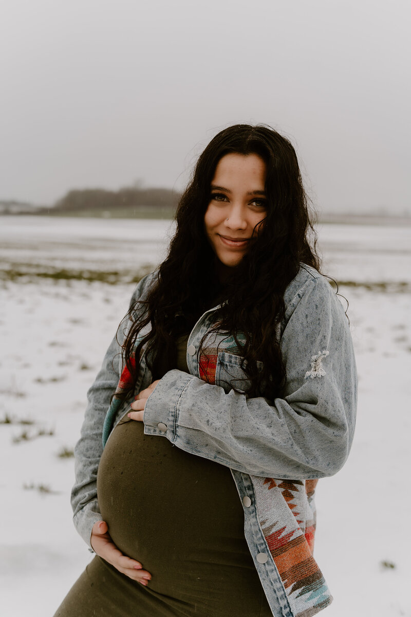 outdoor snow maternity session by magnolia june visuals in salem oregon