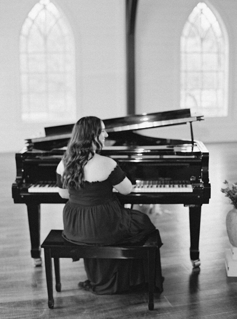 Mikaela Kahn live event vocalist playing a piano