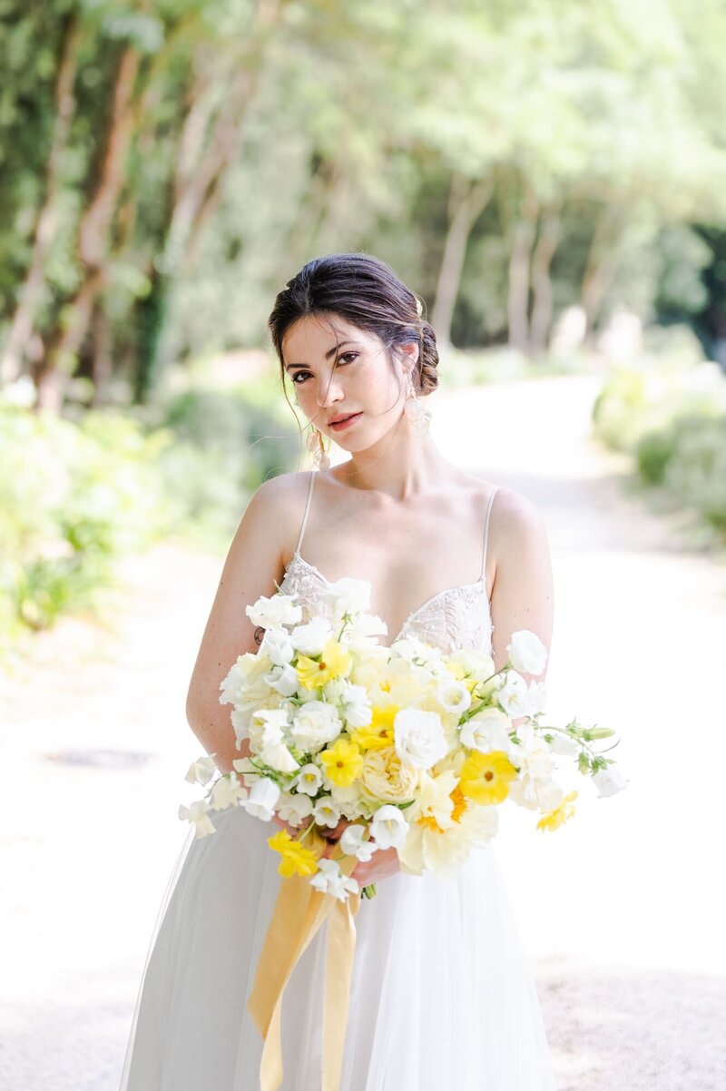 mariée-élégante-bouquet-fleurs-naturelles