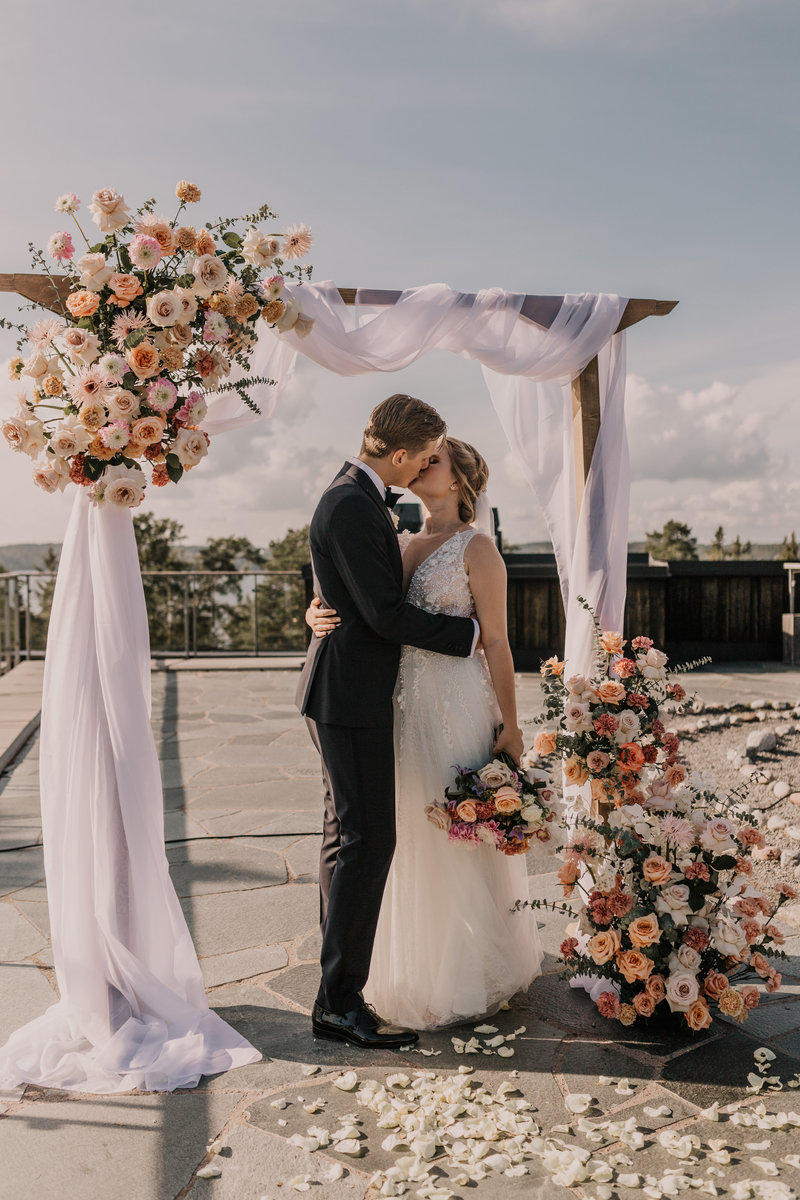 brudpar som kysser bröllop bergendal stockholm