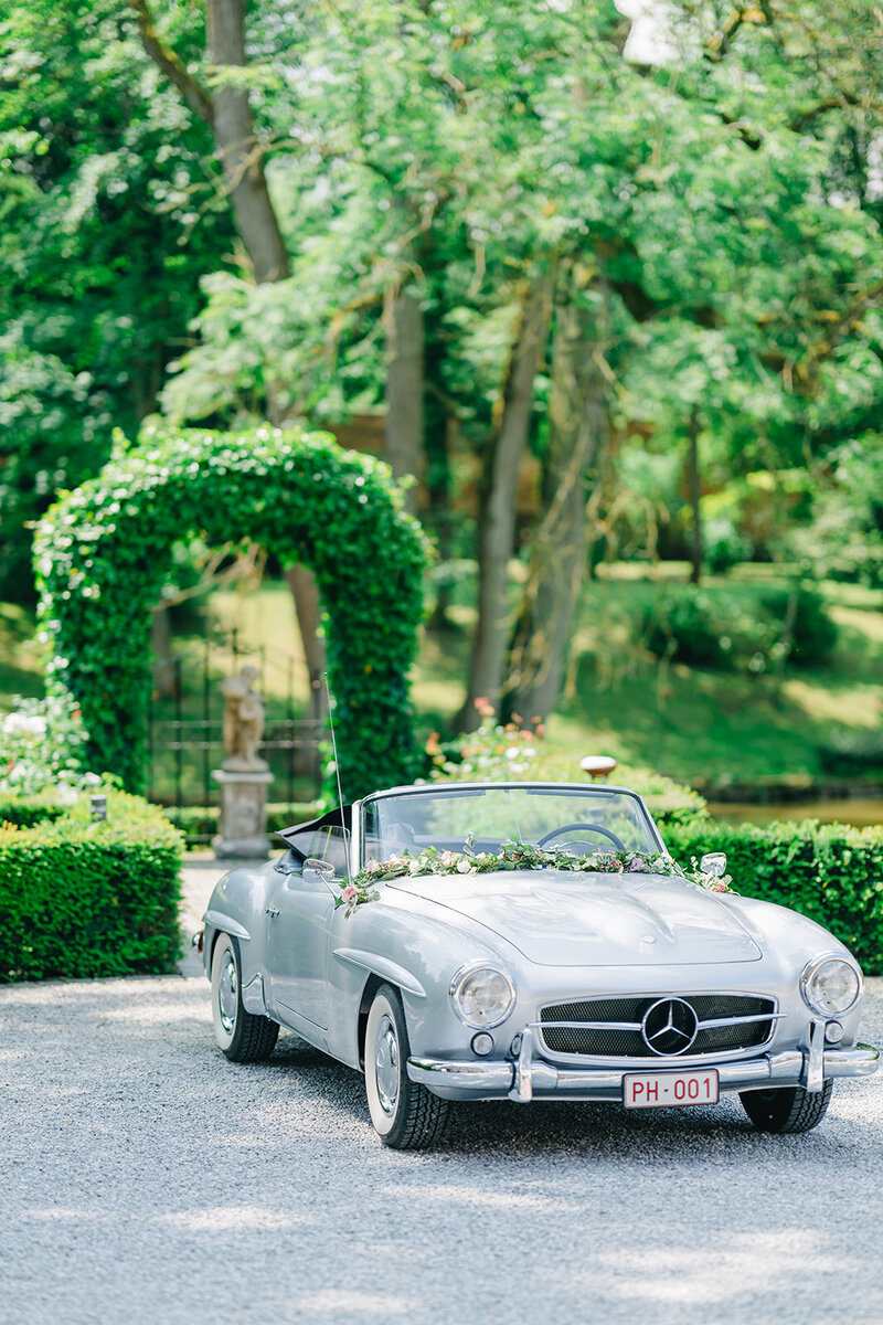 Wedding in Belgium, wedding photographer, wedding photographer Belgium, wedding photographer Brussels, wedding Brussels, Château Bayard, wedding Château Bayard, wedding caterer Léonar, wedding florist, vintage Mercedes car, outdoor ceremony.