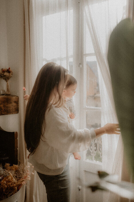 une seance photo a domicile est une bonne idee pour que toute la famille se sente a l aise devant le photographe de famille sur antibes