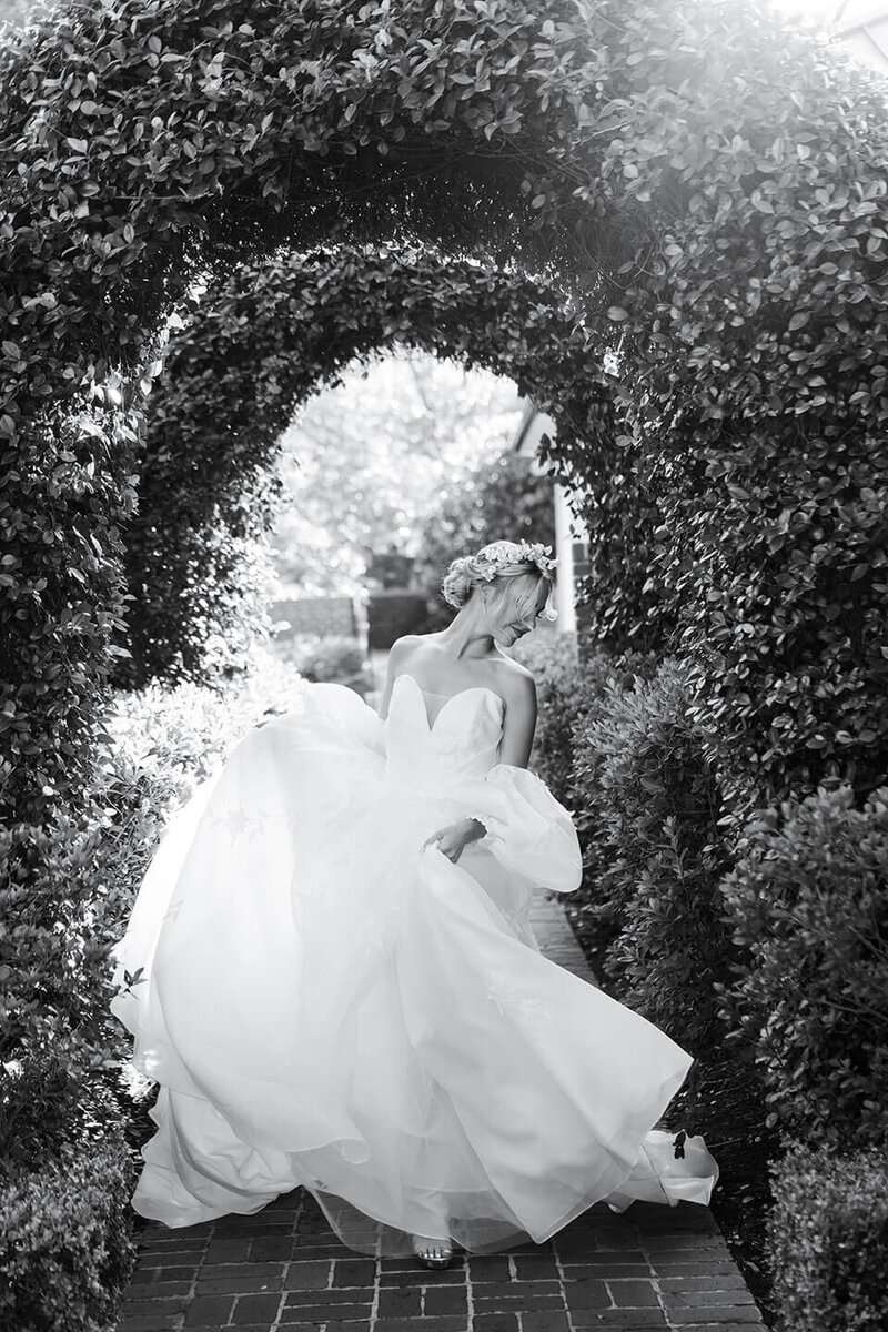 Houstons best bridal photographer Swish and Click Photography captures a bride at River Oaks Gardens