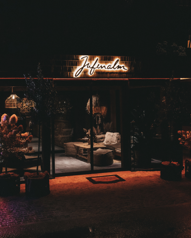 Ycyoh-Design-Jufenalm-Beschilderung-Abends