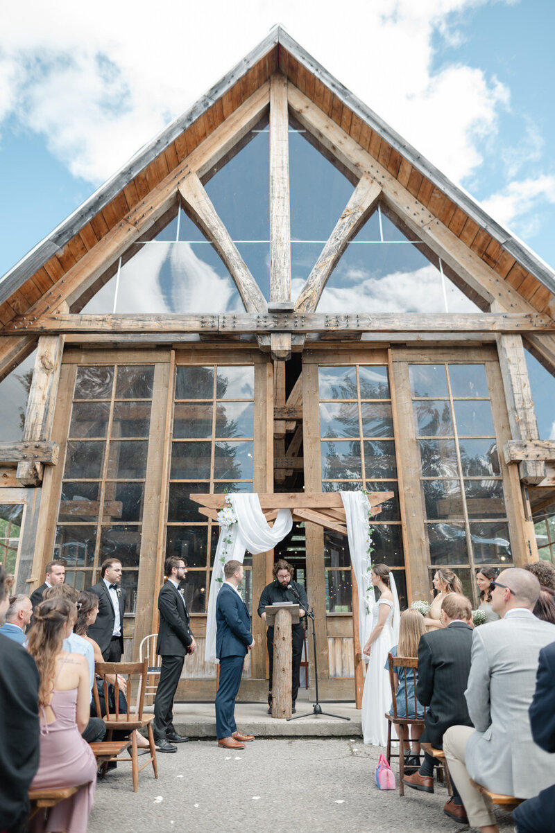 Rustic ceremony with family at Pont Couvert in Quebec