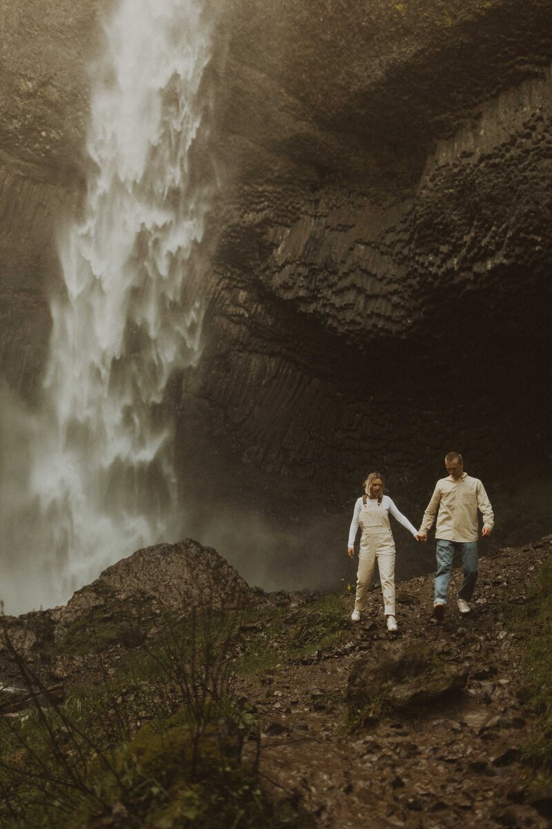 Megan-Schukei-Photography-Oregon-waterfall-engagement- Photos-31