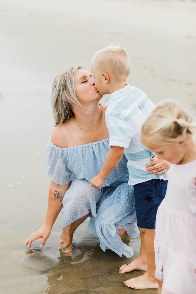 mom-and-children-lifestyle-photo-on-the-beaach