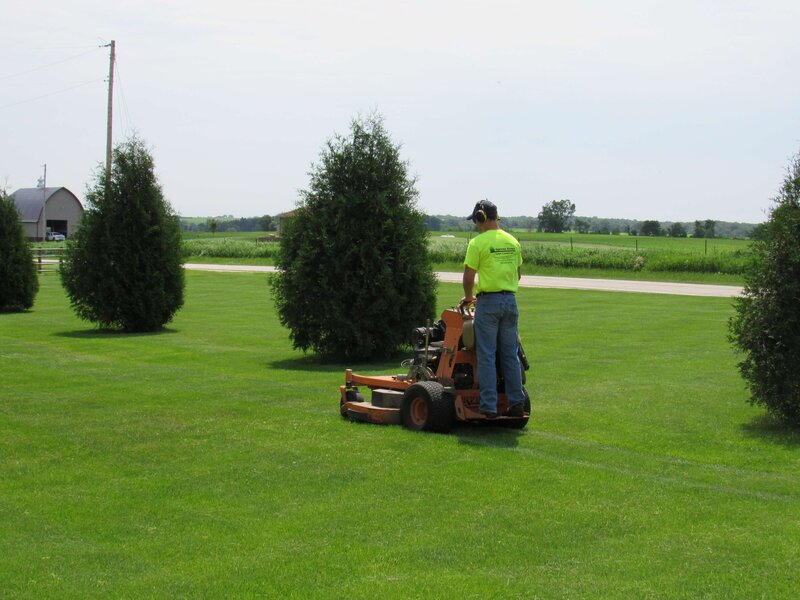 lawn-mowing-services-manchester-cedar-rapids-iowa-IMG_0390
