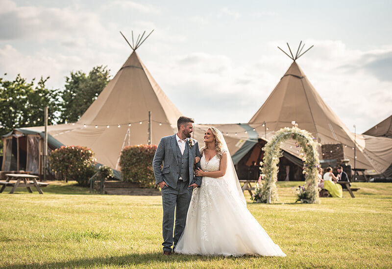 Bride and groom in gardens 407