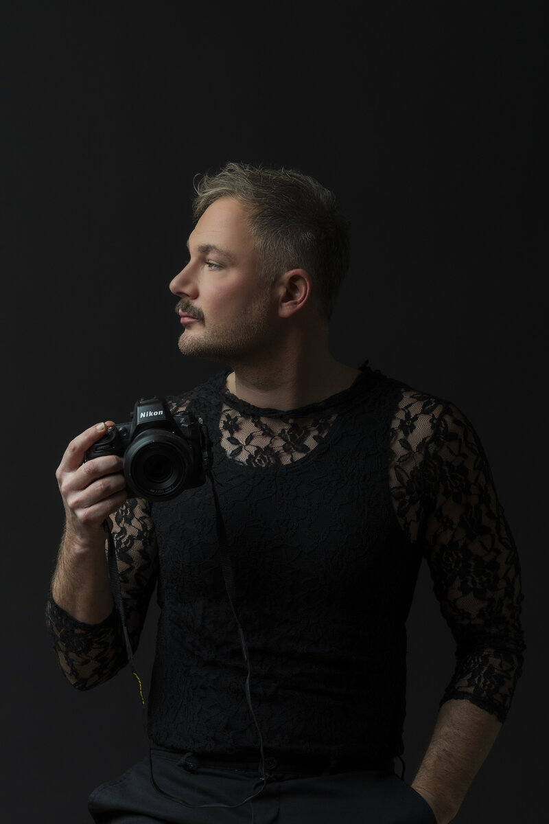 Studio Ace Photography zelfportret van de fotograaf in donkere setting