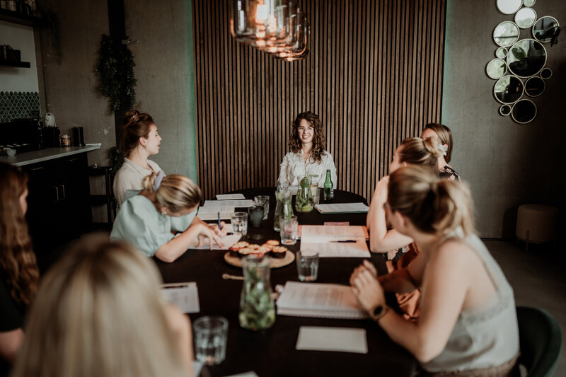 Lauri Miriam inspireert ondernemers als spreker tijdens een evenement van de Business Academy.