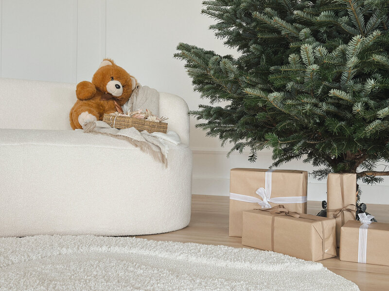 Minimalistische Weihnachtsdekoration im Atelier April, ideal für Fotoshootings und Content Creation