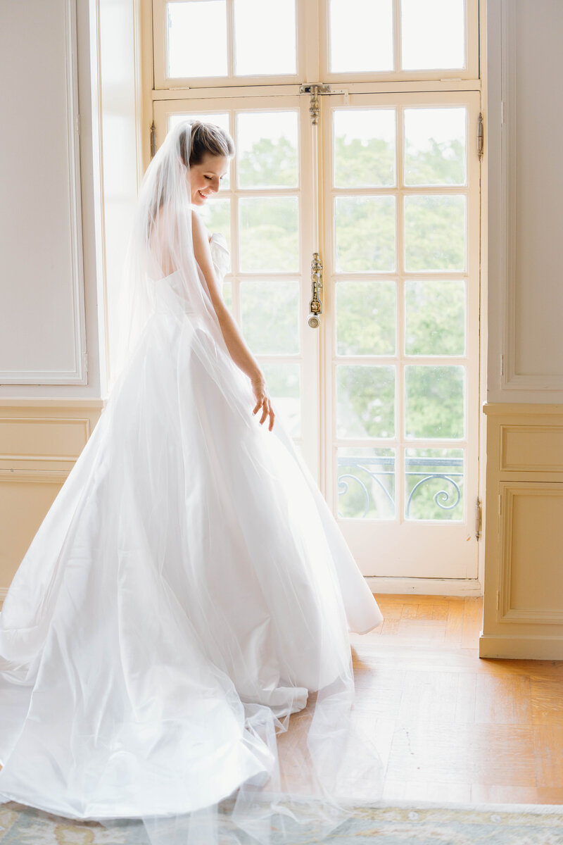 Bride In wedding dress at glen manor