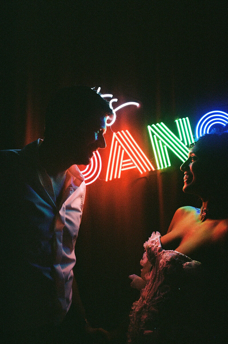 wedding-film-photography-couple-with-neon-laurianevega