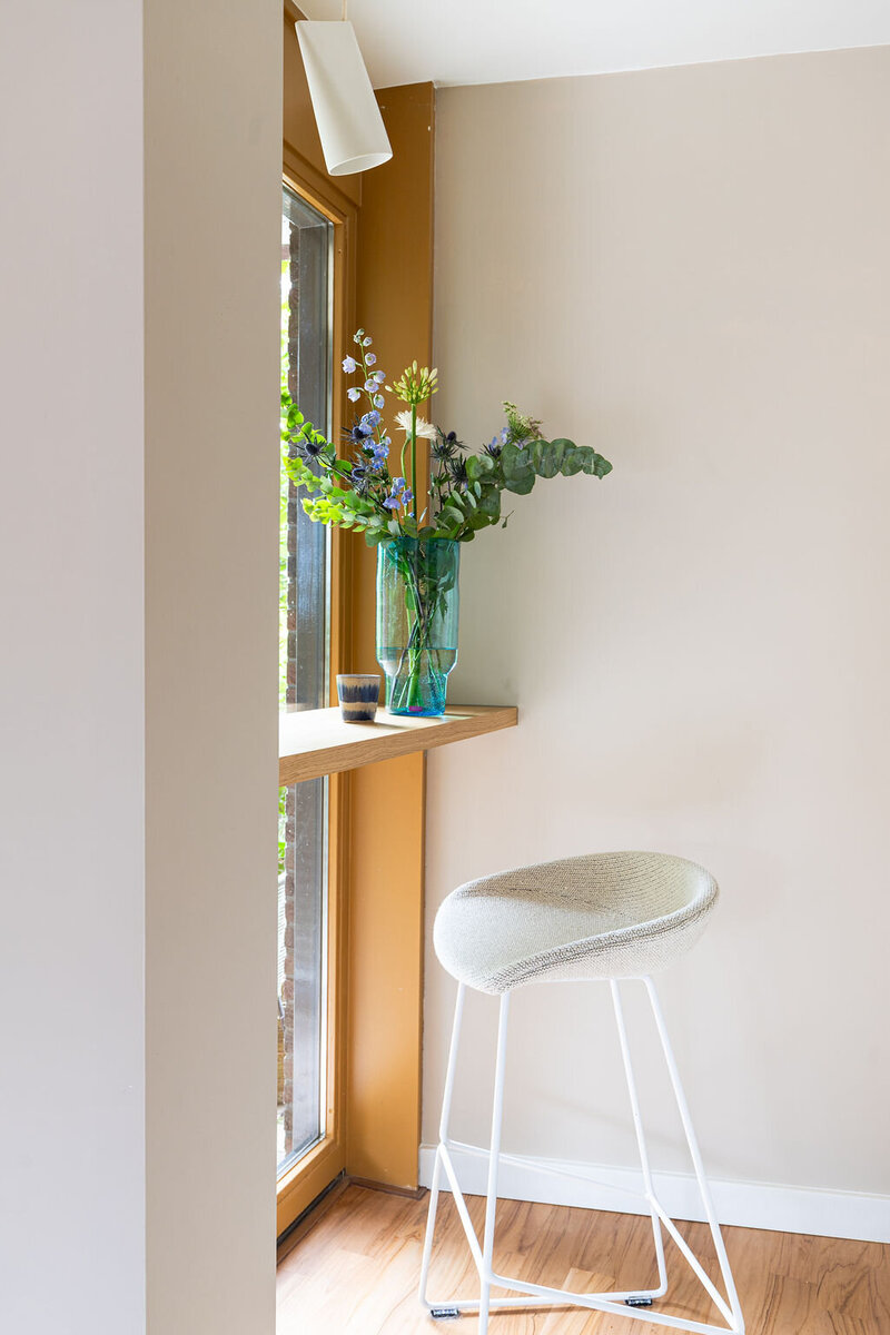 witte keuken met groene muur