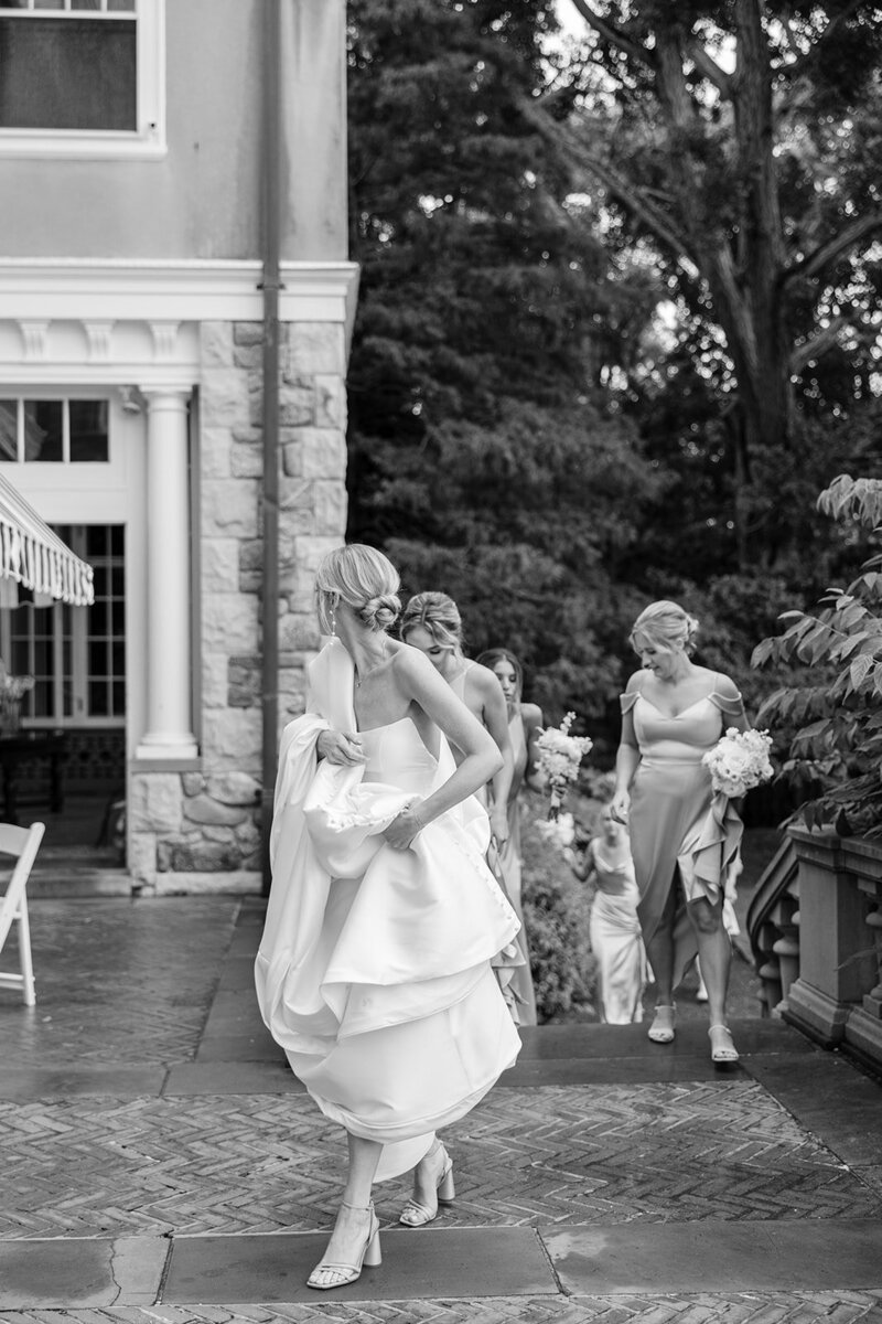 bride-cocktail-hour-blithewold