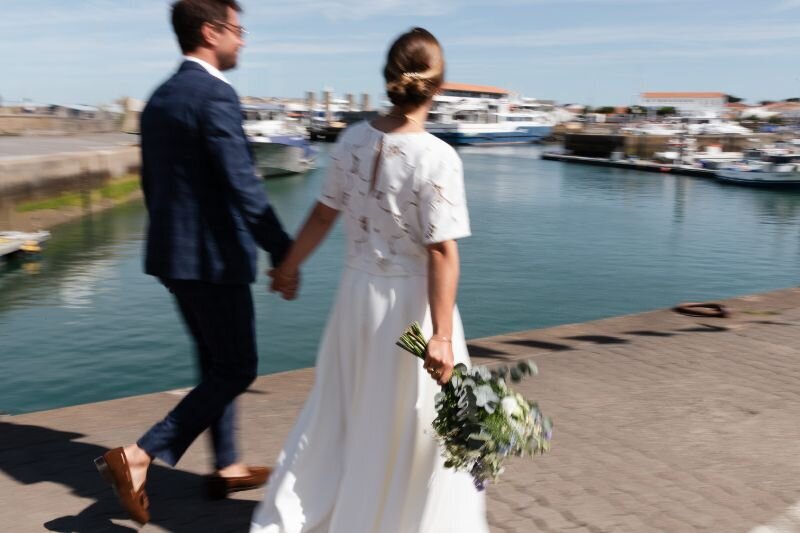 Photographie en flou artistique prise à la volée lors de ce mariage automnal dans les vignes du Beaujolais