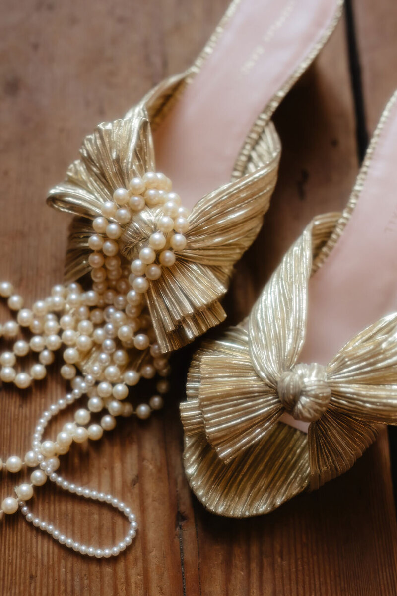 Closeup van hakken en parels tijdens bruiloft door Linda Photography - trouwfotograaf in Nederland