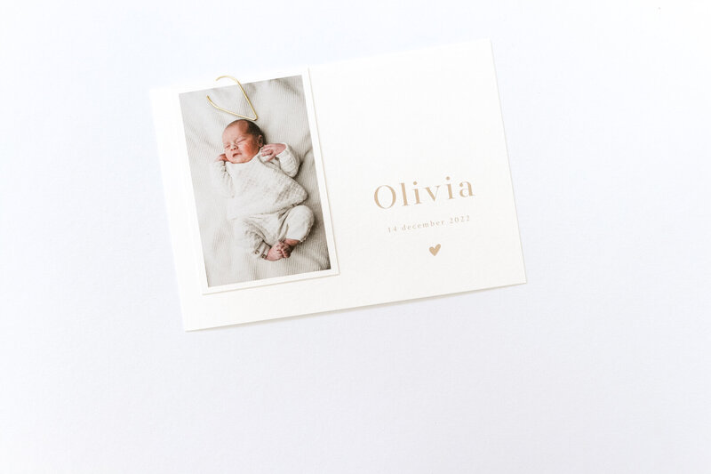 Enkel-klassiek-geboortekaartje-Olivia-met-wit-beige-en-fotolabel