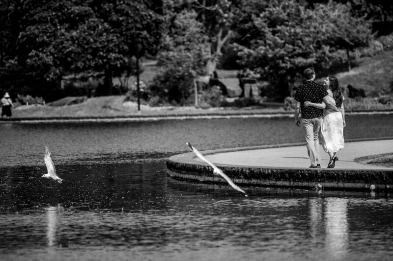 Couple enlacé à Montréal au Lac des Castors - Photographie de fiançailles