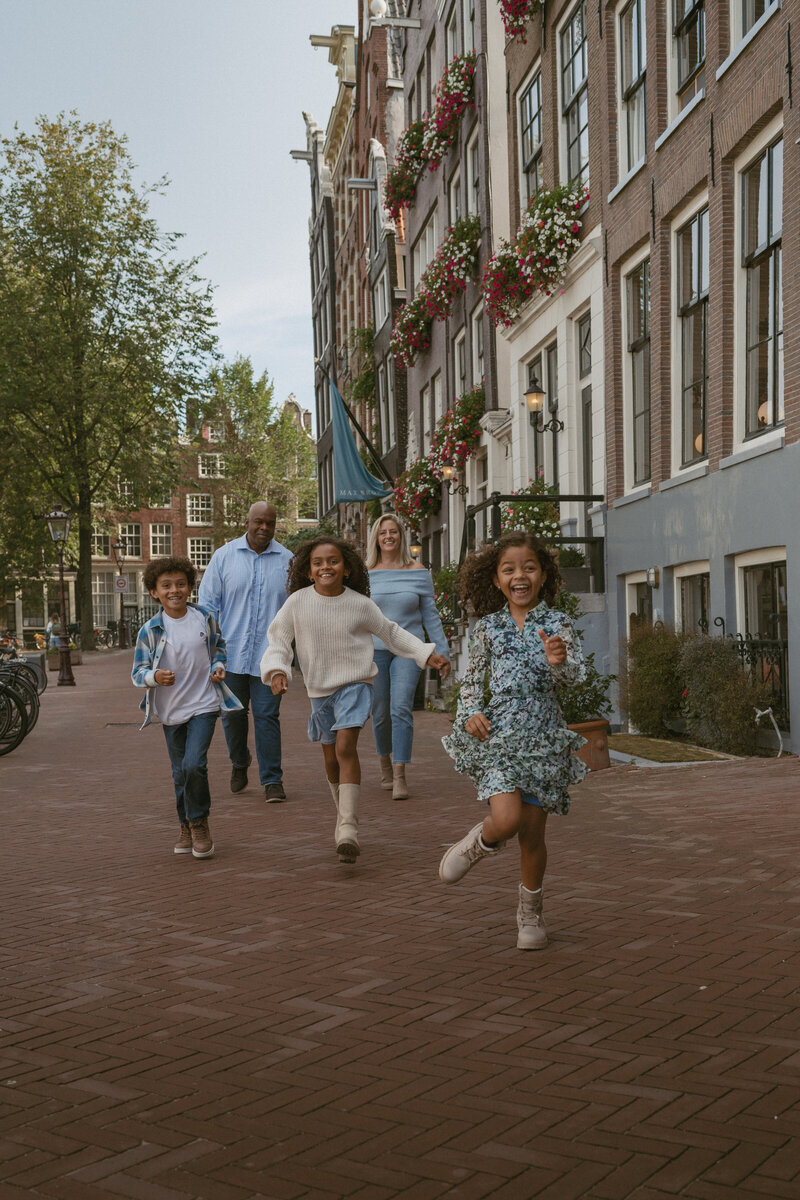 Playful family photoshoot in amsterdam inhousecapture