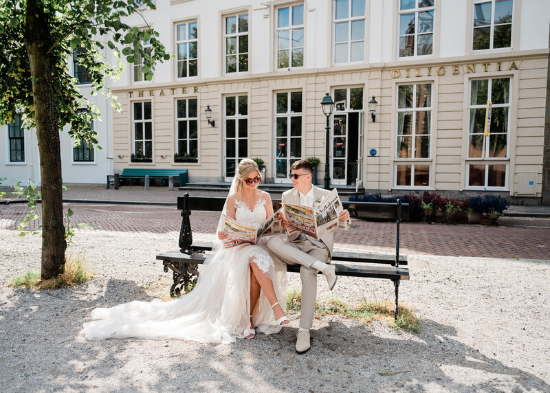 en bruidspaar deelt een intiem moment terwijl ze door de stad wandelen, vastgelegd door Monica Stout Fotografie in Sliedrecht en omgeving.