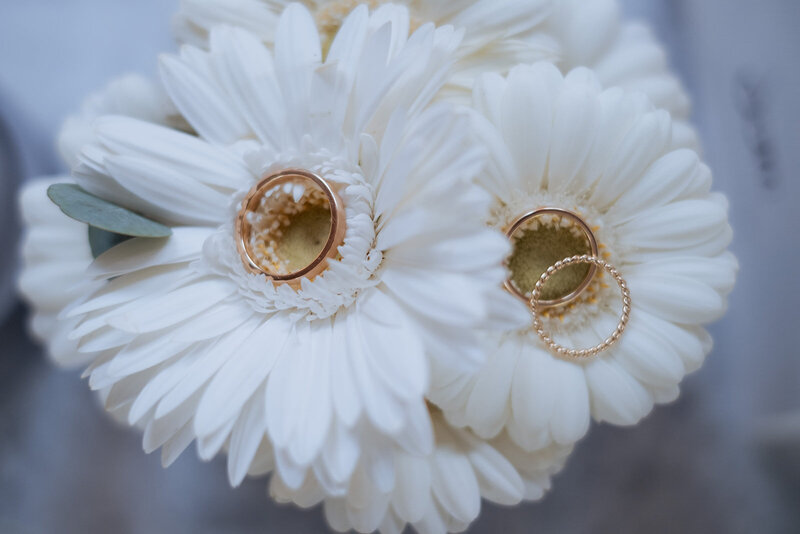 Eheringe fotografiert auf einem Blumenbouquet