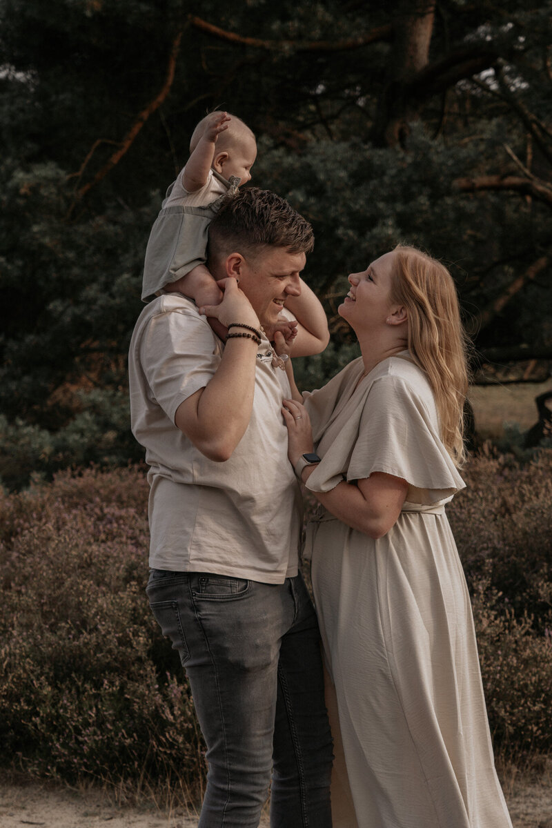 vader moeder en dochter fotoshoot gezin liefde in de natuur