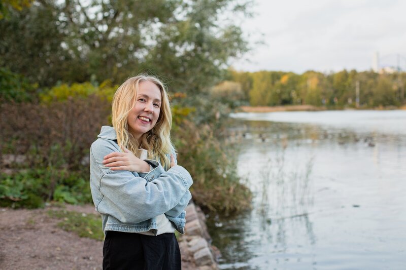 Mielen paremminvoinnin valmentaja halaamassa itseään