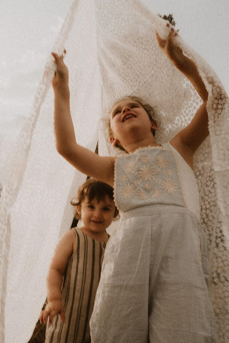 pour des photos naturelles de vos enfants privilegiez une photographe lifestyle a une photographe studio