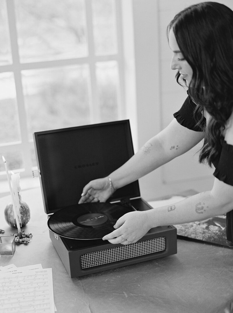 Mikaela Kahn live wedding vocalist putting a vinyl on a record player