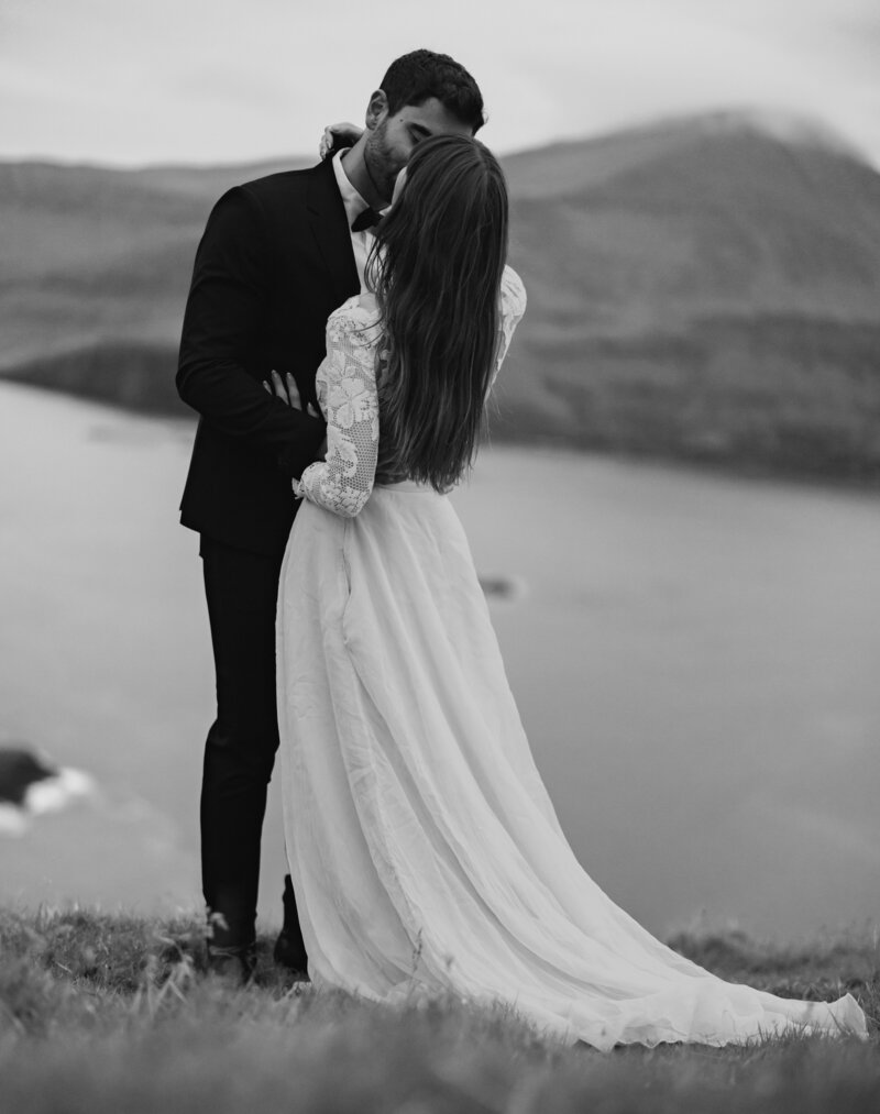 Faroe Islands elopement photography – intimate black and white kiss, by Kollar Photography.